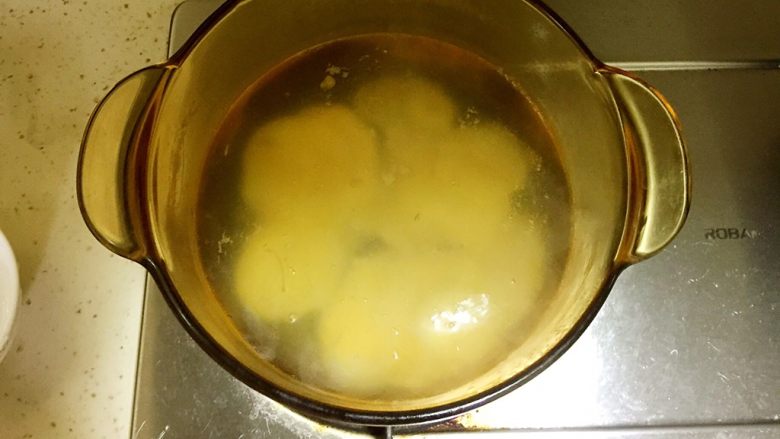 川味毛血旺,土豆焯水约30秒。