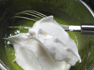 菠菜汁蛋糕卷,取三分之一蛋白加入面糊中搅拌均匀