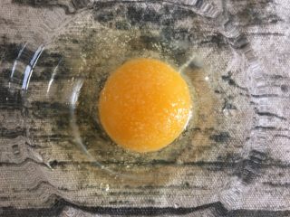 鸡蛋煎杂粮馒头,加入少许盐，用蛋抽将鸡蛋打散