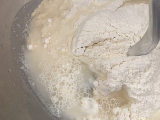 鸡蛋煎杂粮馒头,简单介绍一下杂粮馒头的做法，
面粉155g，水80g，酵母粉2g
混合一起，搅拌均匀，揉成一个光滑的面团