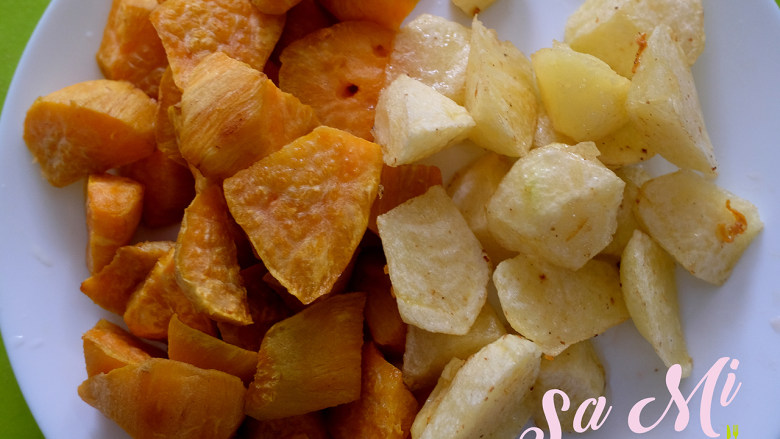拔丝土豆红薯,将炸完控好油的土豆块和红薯块装盘待用