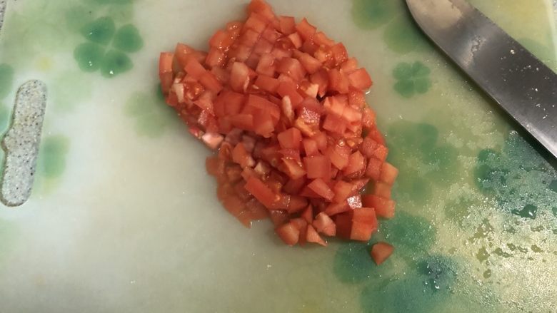茄汁鹰嘴豆,西红柿切小丁备用