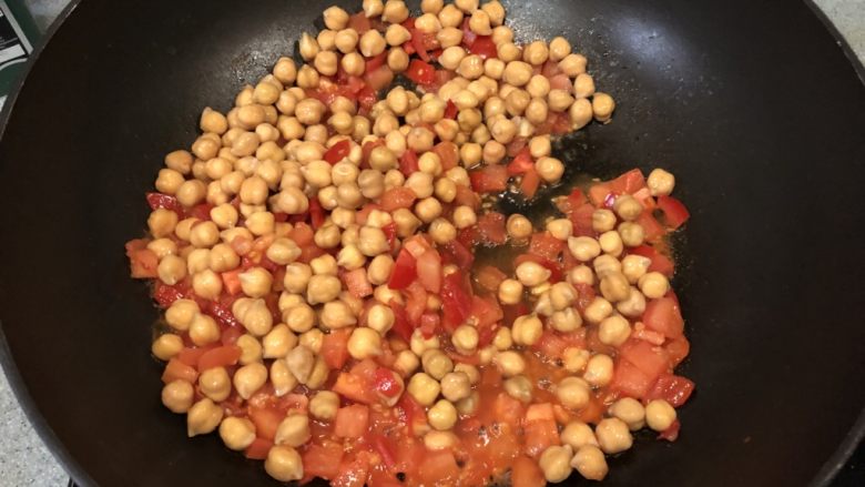 茄汁鹰嘴豆,把西红柿煸炒出汤汁后，倒入泡好的鹰嘴豆，继续煸炒！