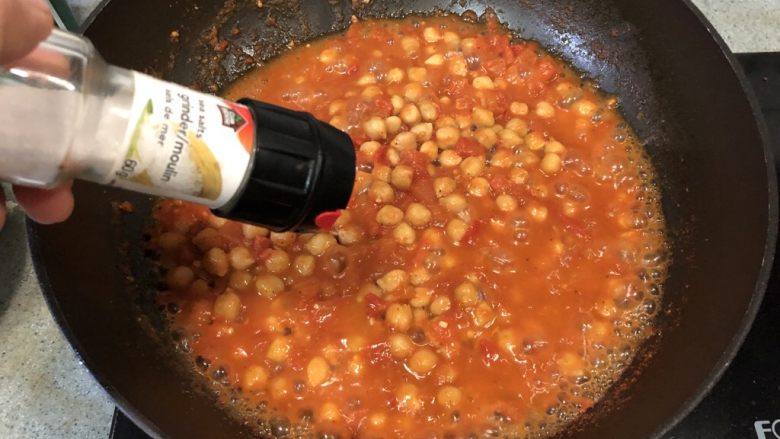 茄汁鹰嘴豆,待汤汁收到一半的时候，加入盐！