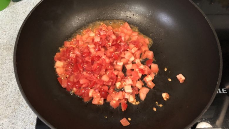 茄汁鹰嘴豆,油温大致70-80度左右，倒入西红柿煸炒！
