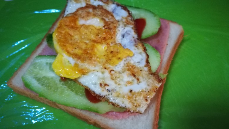 快手早餐～火腿煎蛋三明治,放上煎蛋