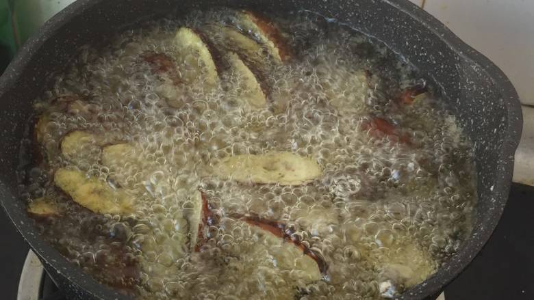 干煸蚕蛹,油锅烧热8成左右，加入蚕蛹
迅速划散，要让油锅时刻保持翻开的状态，我炸的比较多。炸了6分钟左右，量少的可以适当缩短时间
