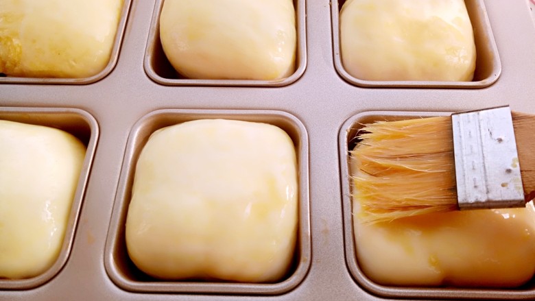 椰蓉小餐包,烤箱180度预热（10分钟），表面刷一层蛋液。
