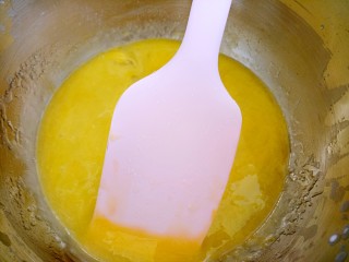 椰蓉小餐包,放入全蛋液搅拌均匀。