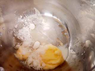 椰蓉小餐包,趁面团发酵的时间做椰蓉馅：牛奶、黄油、砂糖放小奶锅小火加热至融化均匀关火。
