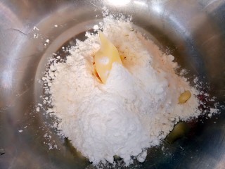 椰蓉小餐包,酥粒：低筋面粉、黄油、糖粉放入干净的小碗里。