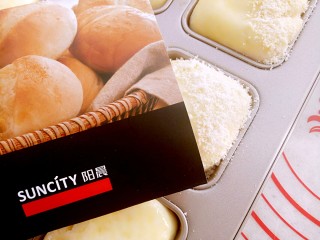 椰蓉小餐包,为了美观建议用一张小纸板遮住面包的一半，均匀撒上酥粒。
