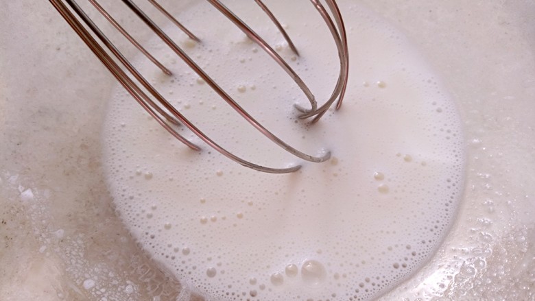 拔丝蛋糕,油和奶放入干净的碗里搅拌至乳化。