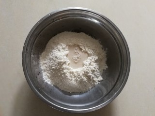 生煎小笼包,面粉中间压个洞，把酵母水倒入