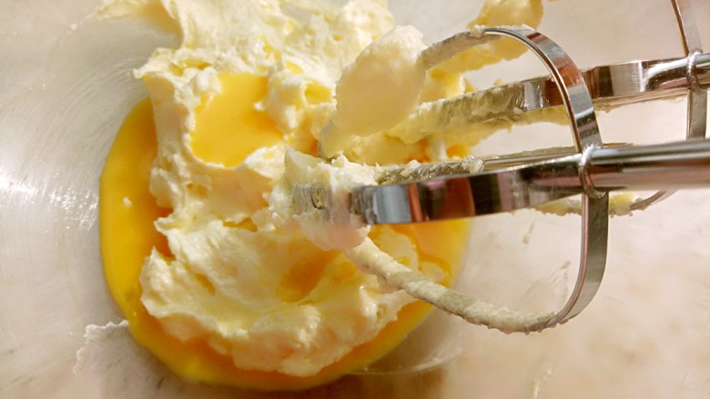 冰淇淋脆脆杯,分三次加入全蛋液，用电动打蛋器继续搅打。
