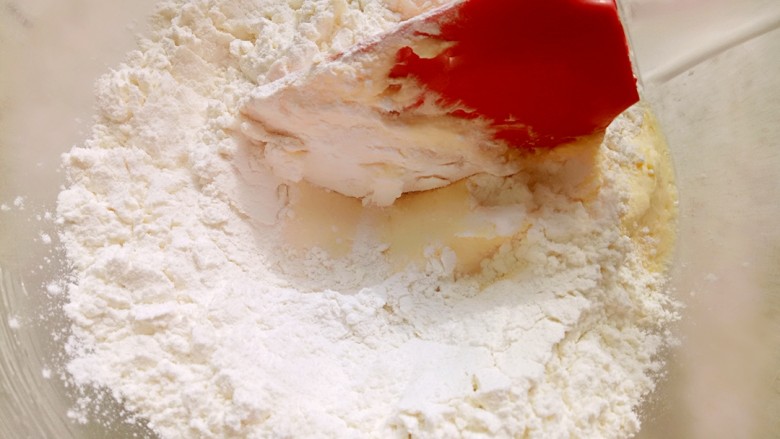 冰淇淋脆脆杯,筛入<a style='color:red;display:inline-block;' href='/shicai/ 548'>低筋面粉</a>，用刮刀切拌均匀。
