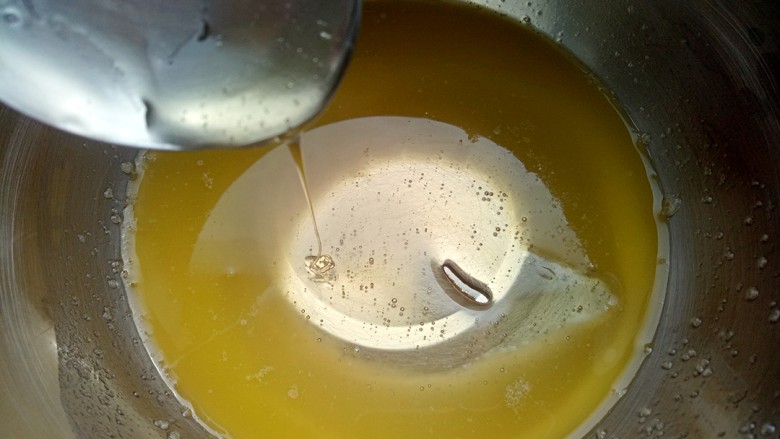 鲜虾厚多士,25克黄油加热至溶化稍微放凉，加入25克蜂蜜搅拌均匀备用。
