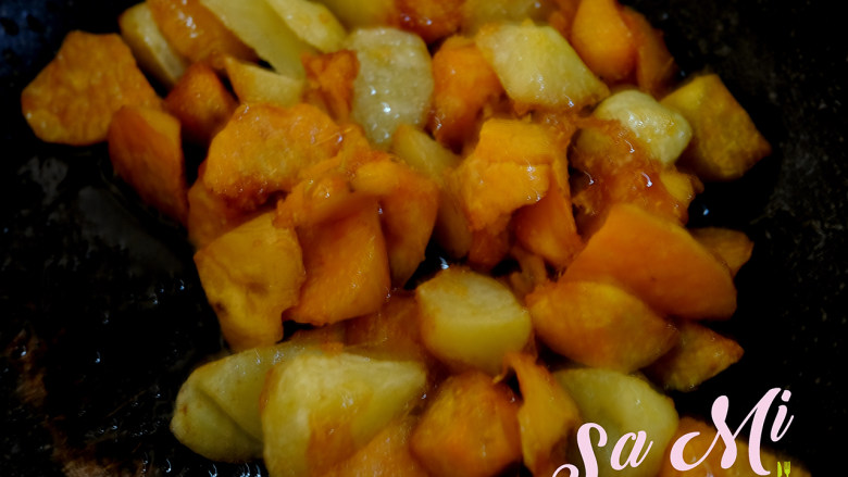 拔丝土豆红薯,关火，迅速下入炸好的土豆块和红薯块翻炒均匀