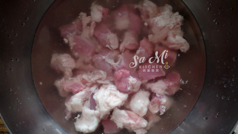牛肉炖土豆（私房菜）,切好的牛肉放入清水中浸泡血水