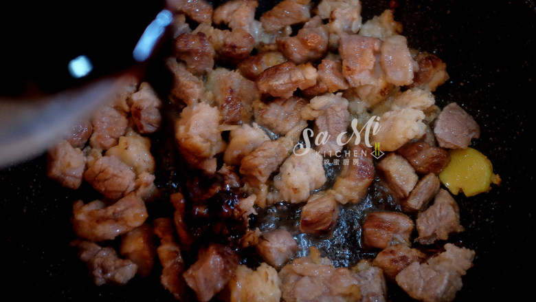 牛肉炖土豆（私房菜）,放入老抽和生抽翻炒均匀