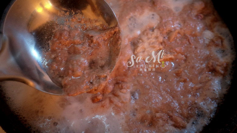 牛肉炖土豆（私房菜）,用勺子将血沫捞出撇掉后关火