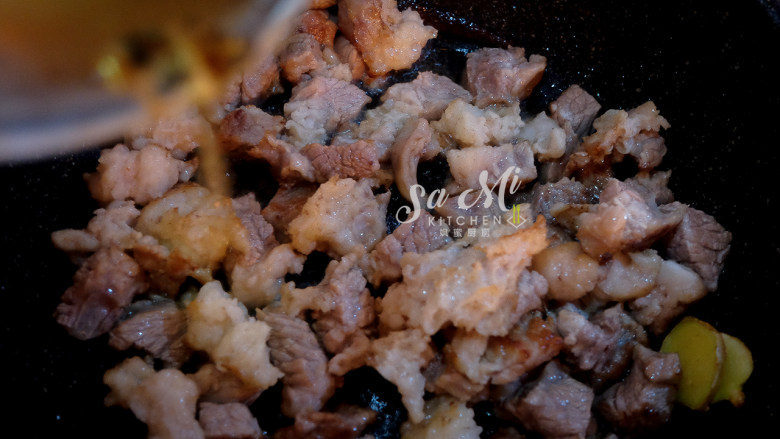 牛肉炖土豆（私房菜）,烹入料酒翻炒均匀