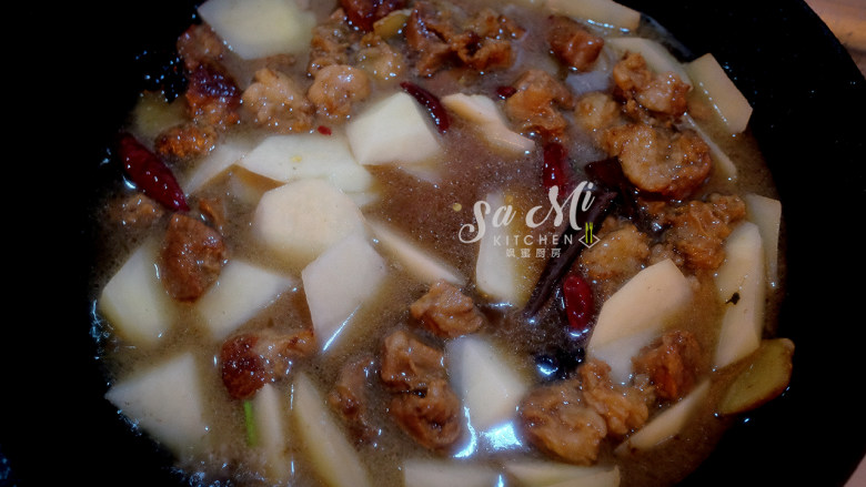 牛肉炖土豆（私房菜）,开锅盖加入土豆块和盐炖10-15分钟收汤