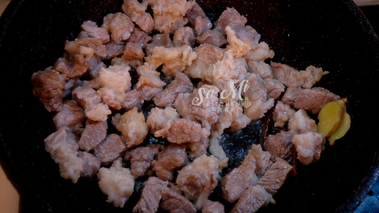 牛肉炖土豆（私房菜）,待糖色微微变黄时，立即放入焯好的牛肉块翻炒均匀