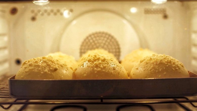 奶酥面包,将烤盘放入预热好的烤箱中，180度烤13分钟。