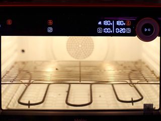 奶酥面包,烤箱预热180度，温度没达到面团别入烤箱会造成烤色不均。