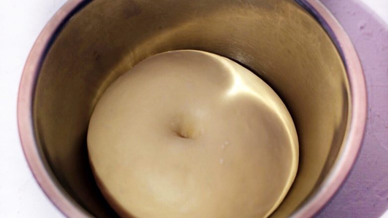 奶酥面包,第一次发酵好的面团用手指戳中间，洞口不回弹，一发结束。
