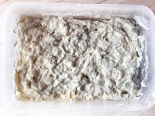 奶酥面包,提前一天制做冷藏液种，将液种材料混合成无颗粒状，室温发酵一小时后放冰箱冷藏17个小时。