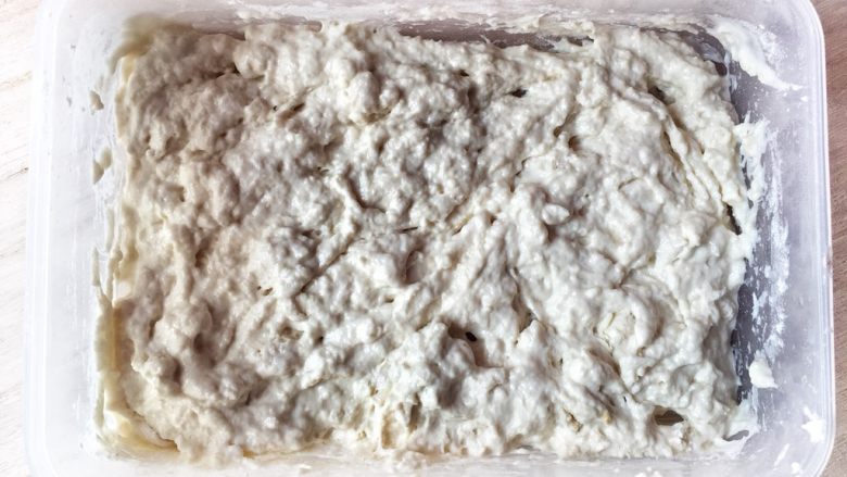 奶酥面包,提前一天制做冷藏液种，将液种材料混合成无颗粒状，室温发酵一小时后放冰箱冷藏17个小时。
