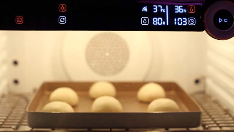 奶酥面包,放入醒发箱，36度，湿度80%第二次发酵60分钟。