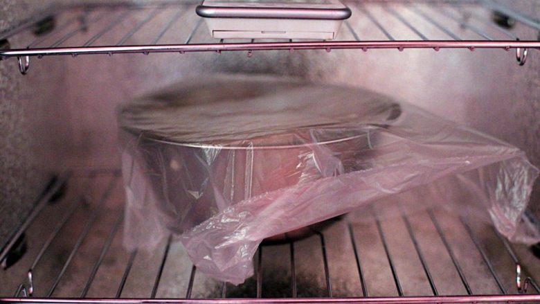 奶酥面包,将面团放入盆中盖上保鲜膜，醒发箱28度湿度60%发酵40分钟。