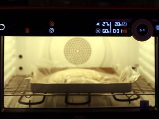 法国大蒜面包,再次放入醒发箱，温度28度湿度60%发酵30分钟。