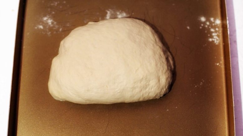 法国大蒜面包,将面团翻面后左右折三折，换个方向在折三折。