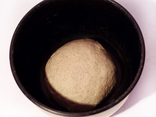黑麦葡萄干椰子油软欧,将面粉、酵母、水、椰子油用手揉成光滑面团后放盆中盖保鲜膜静置30分钟。
