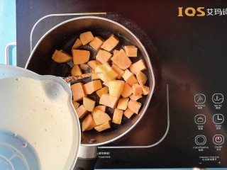 #改善便秘食谱#苹果红薯羹,加入适量清水没过食材煮开后煮8分钟，不用加盖