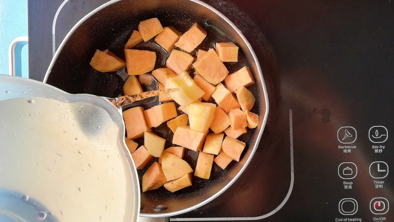 #改善便秘食谱#苹果红薯羹,加入适量清水没过食材煮开后煮8分钟，不用加盖