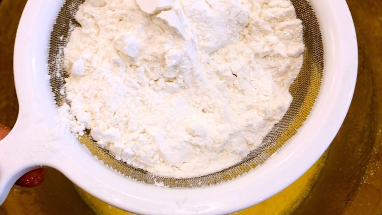 奶油千层蛋糕,面粉过筛入蛋液中