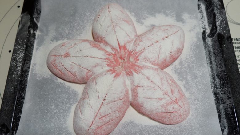 红丝绒樱花软欧面包,在割出花纹。