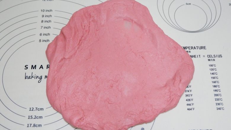 红丝绒樱花软欧面包,发酵至2.5倍大，取出面团按压排气。