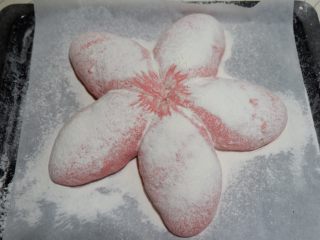 红丝绒樱花软欧面包,在中心处画出花蕾。