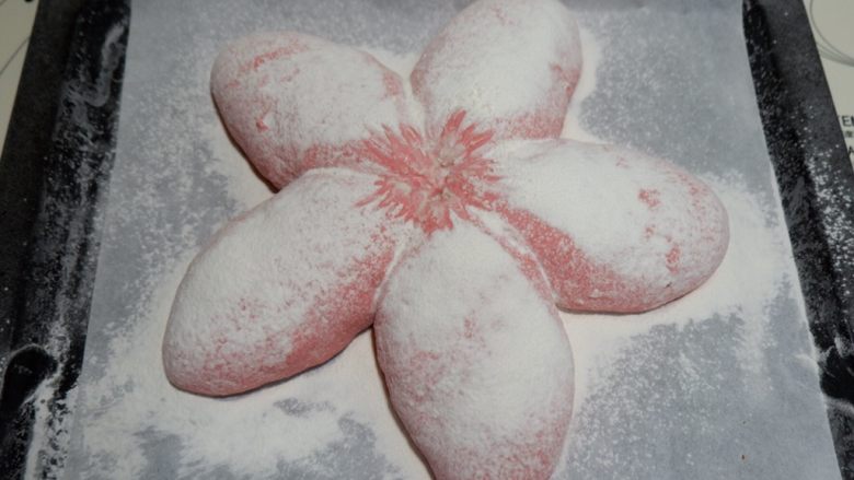 红丝绒樱花软欧面包,在中心处画出花蕾。