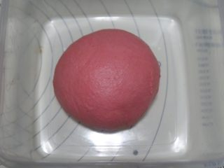 红丝绒樱花软欧面包,放入容器，盖上保鲜膜进行1次发酵。25-28度左右。