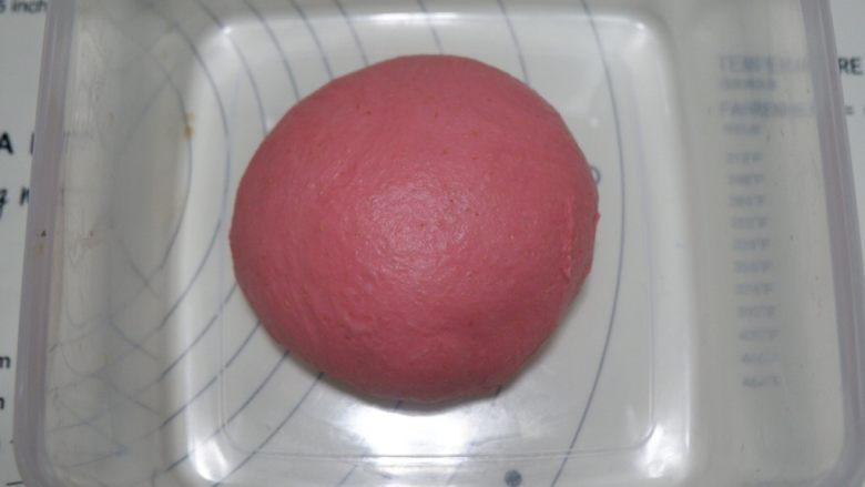 红丝绒樱花软欧面包,放入容器，盖上保鲜膜进行1次发酵。25-28度左右。