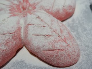 红丝绒樱花软欧面包,近图给你们看一下，我割的是这种花纹。很基础简单的。