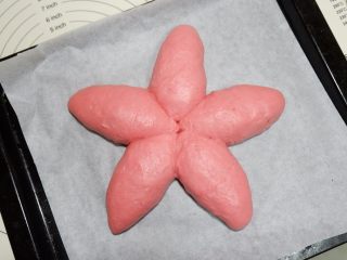 红丝绒樱花软欧面包,依次做好，像图片这样拼成樱花的形状。哪里不好修整一下。一会发酵完就不能修整了