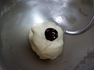 红丝绒樱花软欧面包,加入两滴红丝绒精华，最后用3档揉至完全扩展